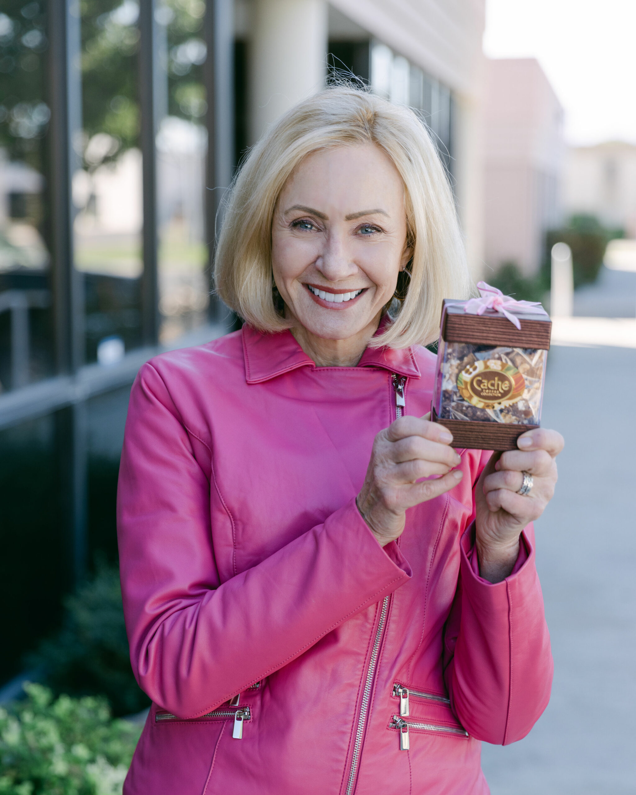 Cache_Toffee_Lori_Darr Cache Toffee Boo Elle Marketing and Events
